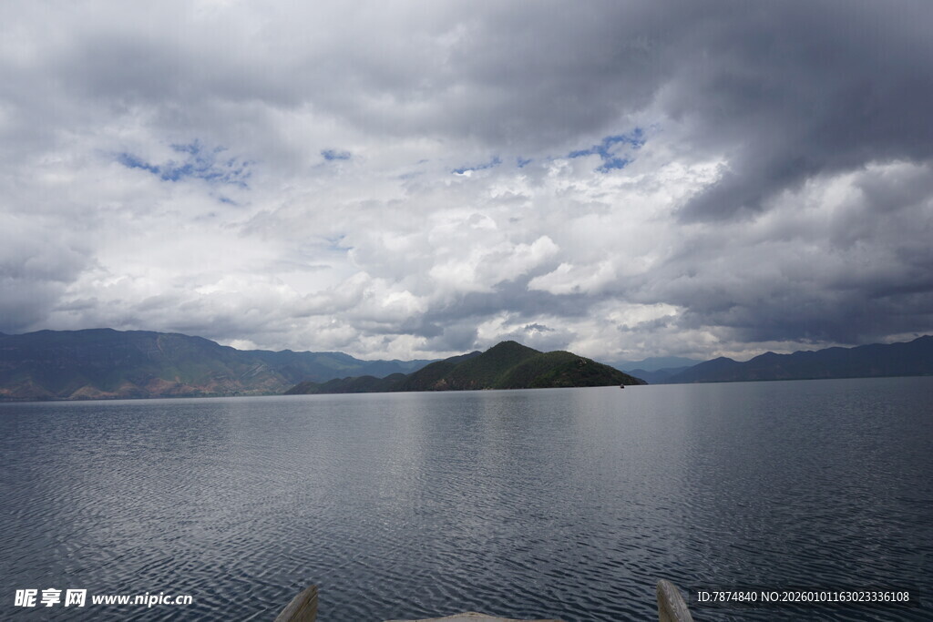 宁静湖景中的孤岛与厚云