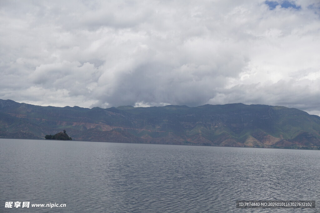 云雾缭绕的宁静湖景