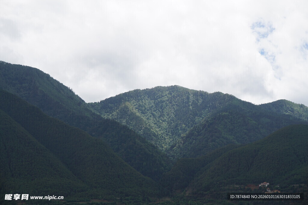 青山云雾间的壮美风光