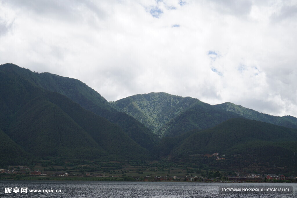 云雾缭绕的壮美山峦
