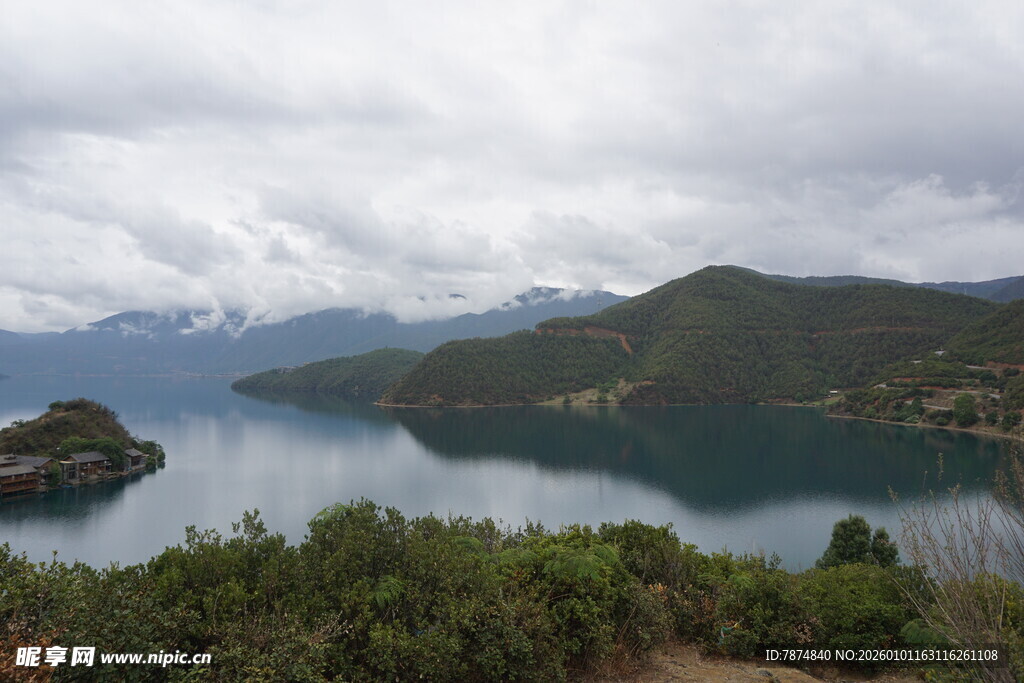 湖畔青山景 云雾绕峰峦