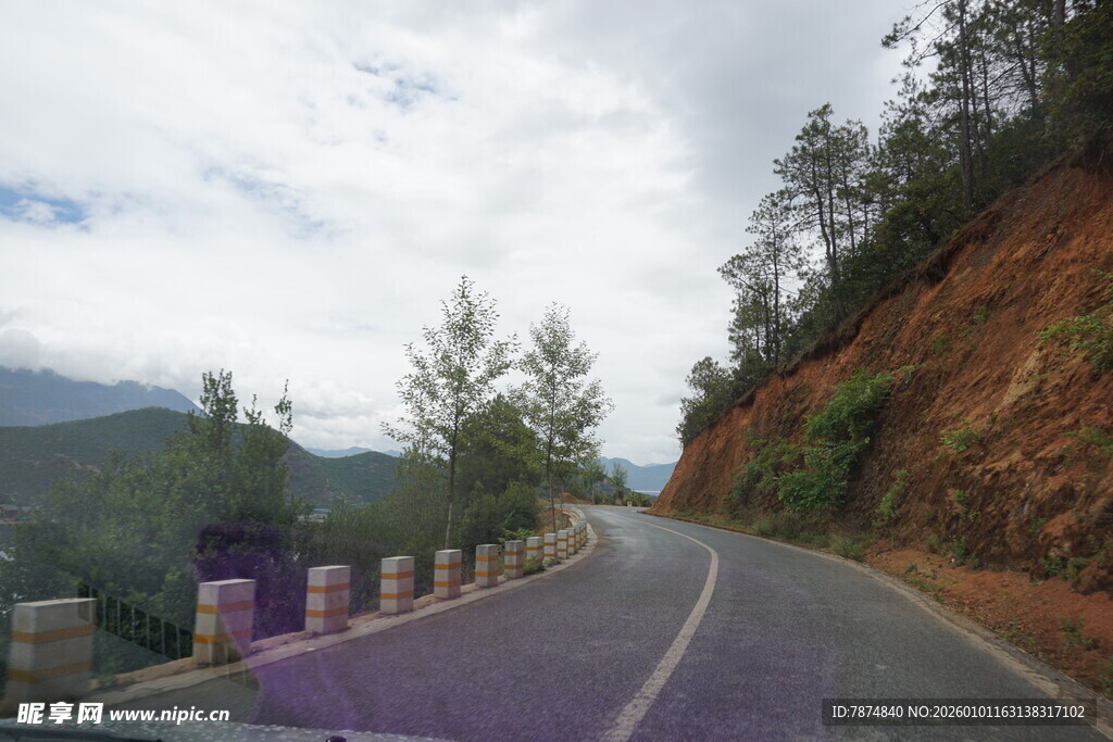 蜿蜒山间公路风景如画