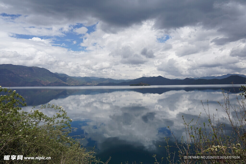 宁静湖泊与远山的美丽倒影