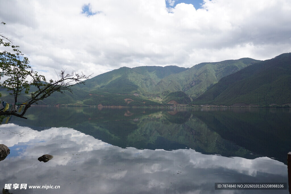 山水相依的静谧湖景