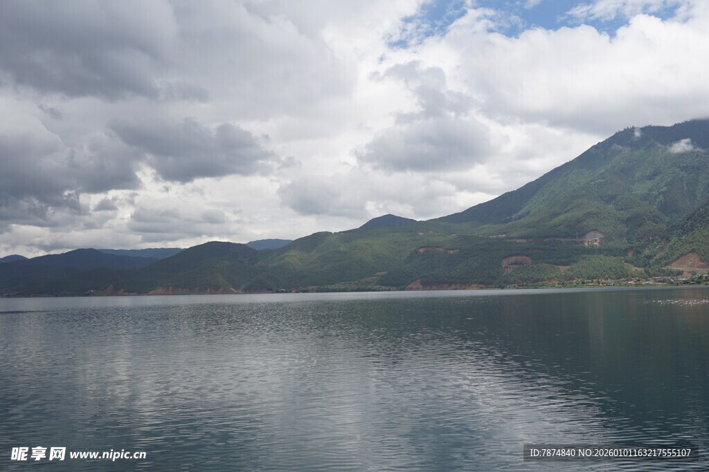 宁静山水湖景风光图