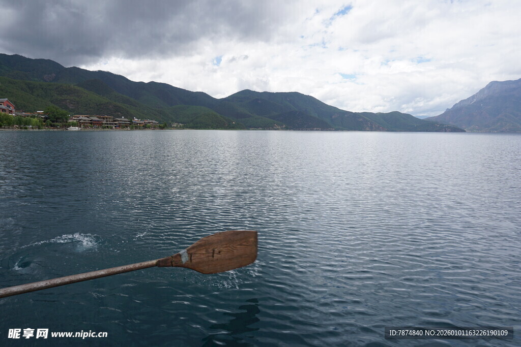 宁静湖面与远处山峦
