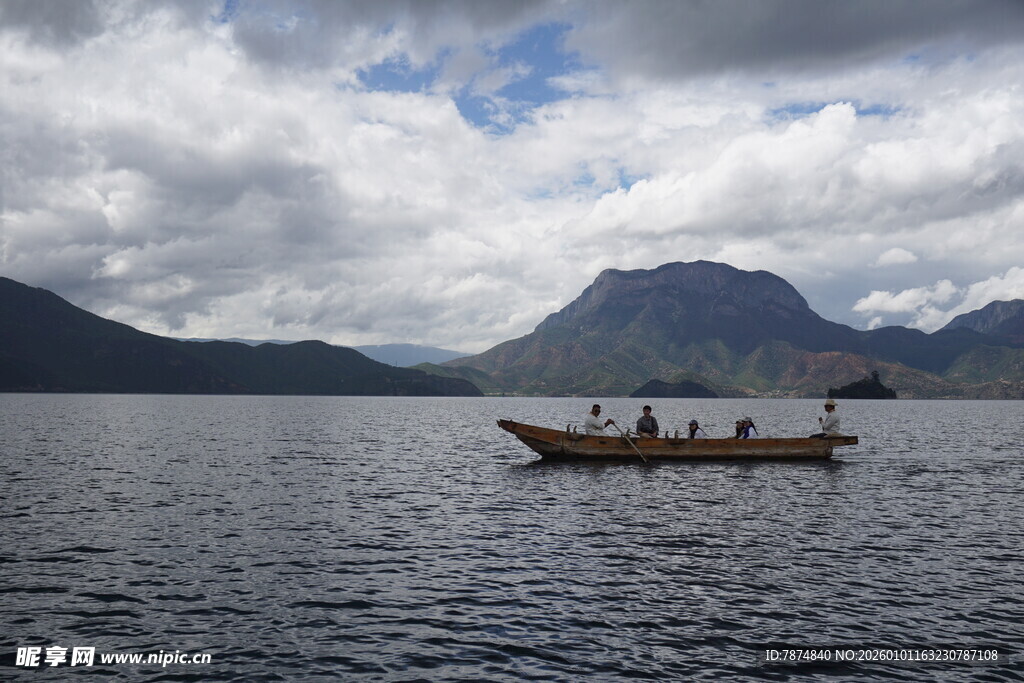 湖上小舟伴远山美景