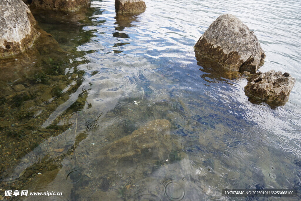 清澈水中的嶙峋石块