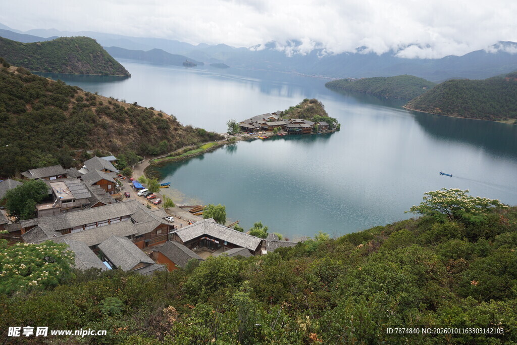 湖畔村落 山水相依的美景