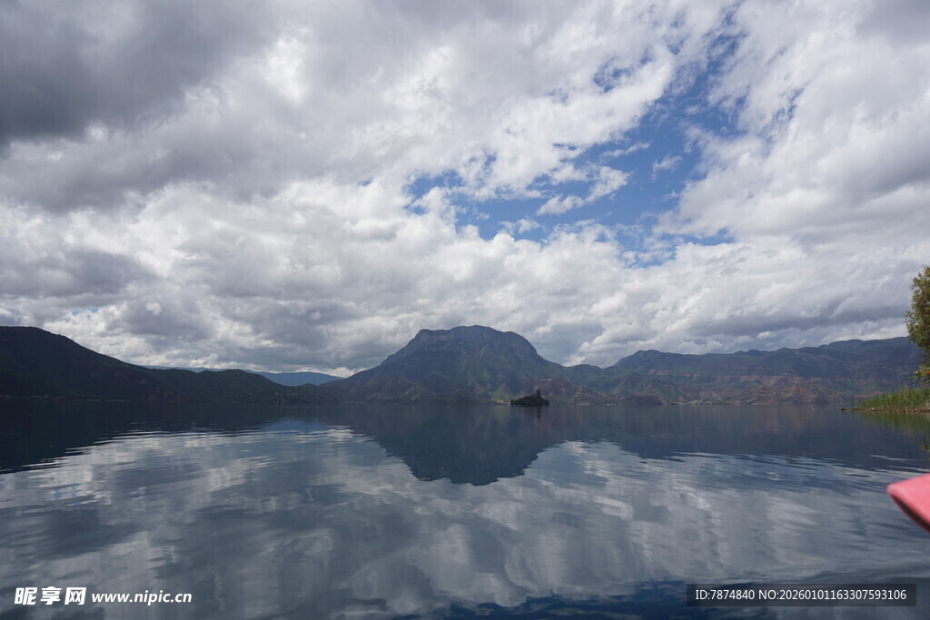 宁静湖面与远山的美丽倒影