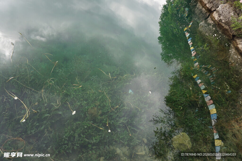 云雾缭绕的山间景色