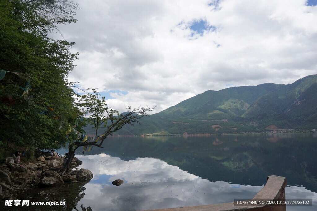 宁静山水间的湖畔风光