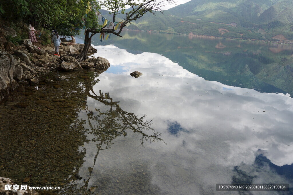 宁静山水倒影美景