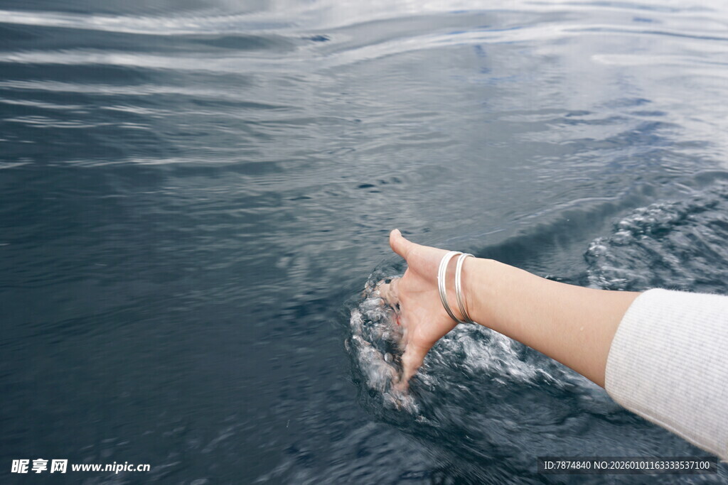 手撩水波 泛起灵动涟漪