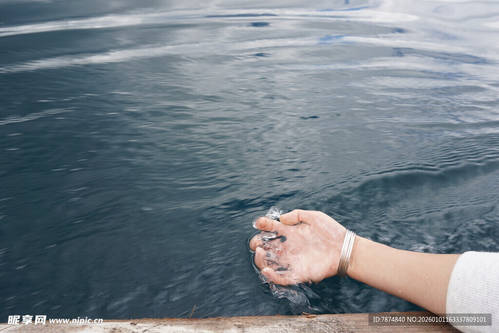 手捧海水于船边