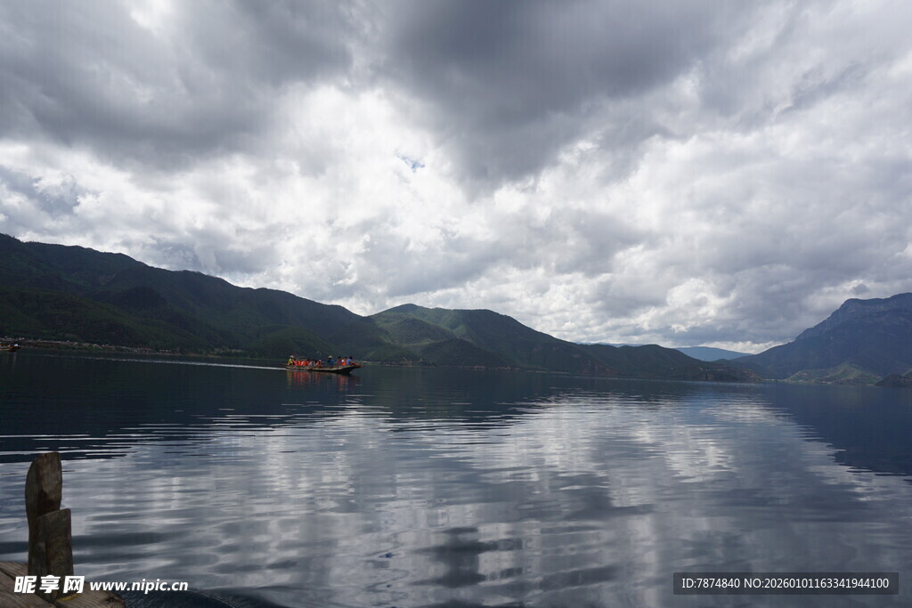 宁静湖景与远处山峦