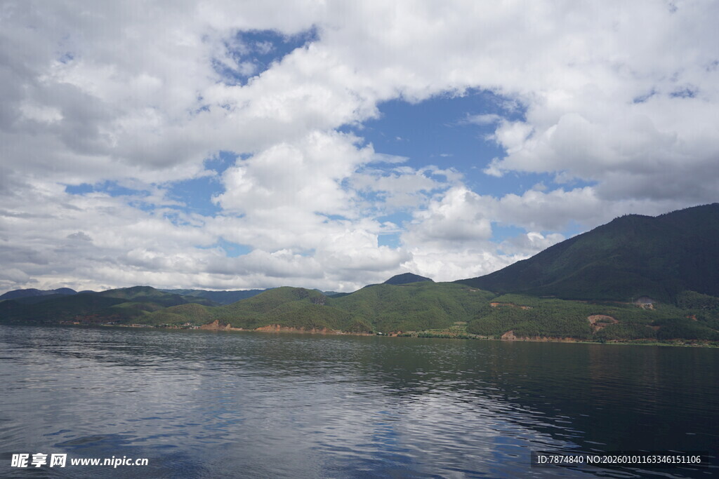 湖光山色间的蓝天白云