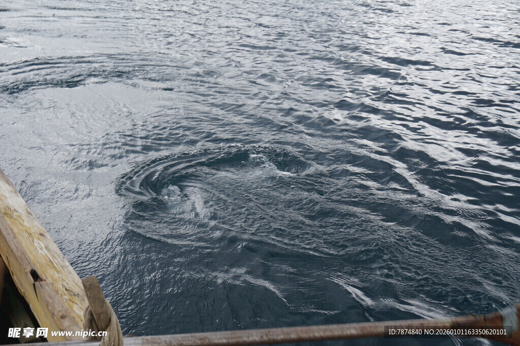 船舷边的海面波纹景象