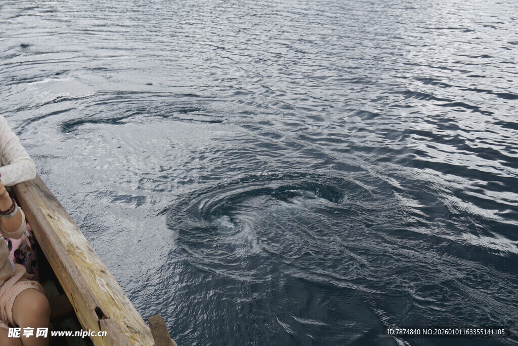 乘船观海面波纹景象