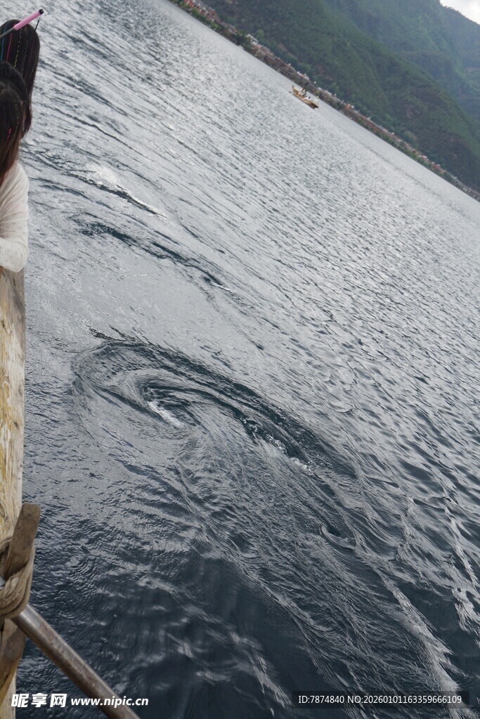 船行海面泛起层层波纹