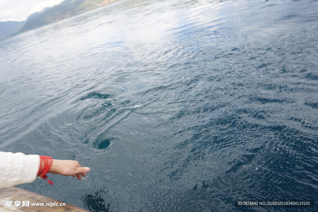 手伸向波光粼粼的海面