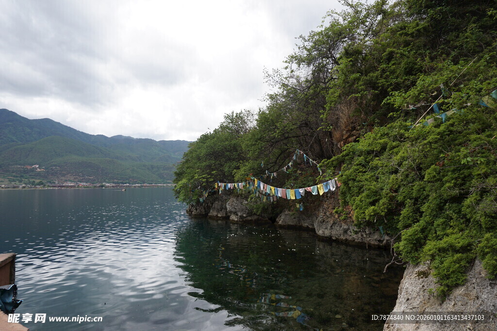湖畔青山绿水美景如画