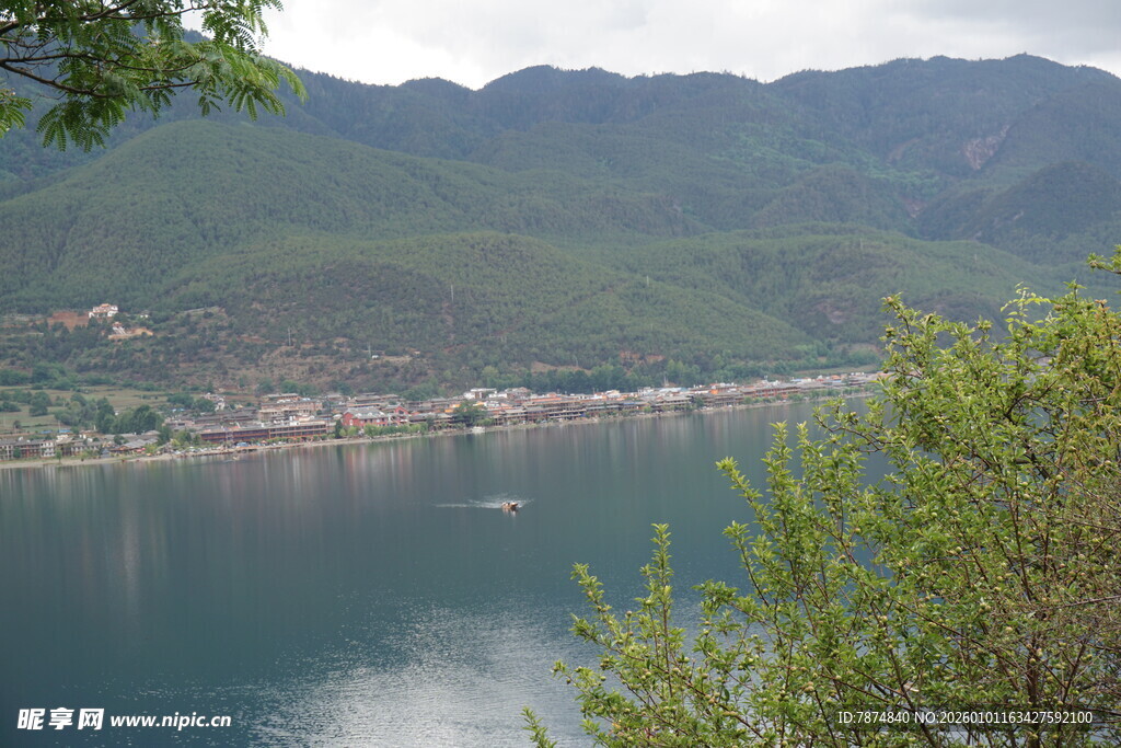 湖畔青山绿树美景如画