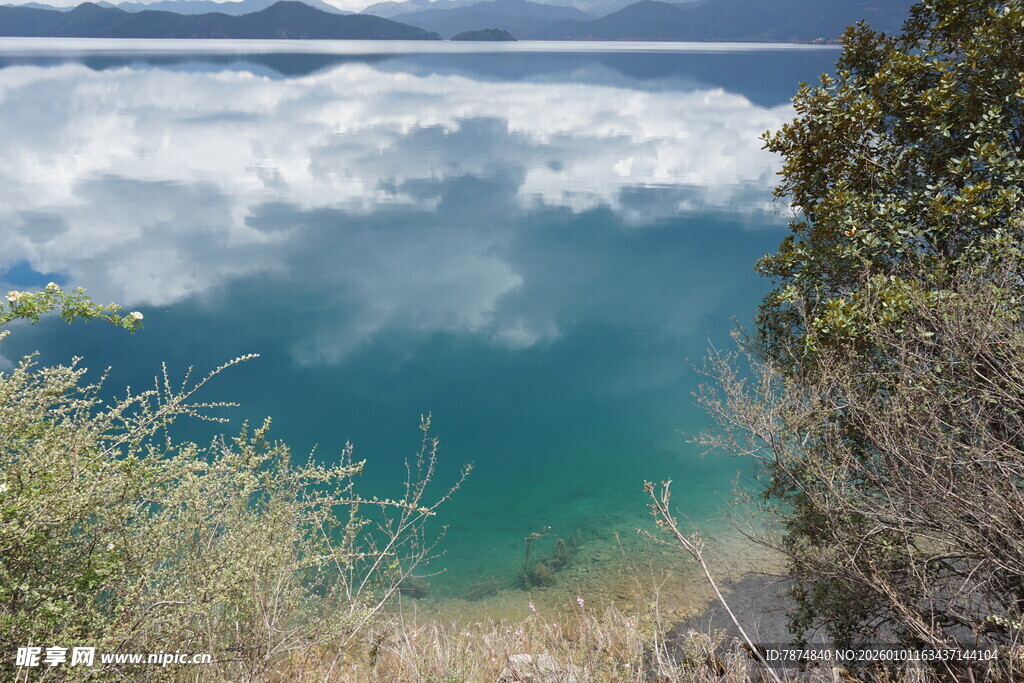 湖畔美景 澄澈湖水映蓝天