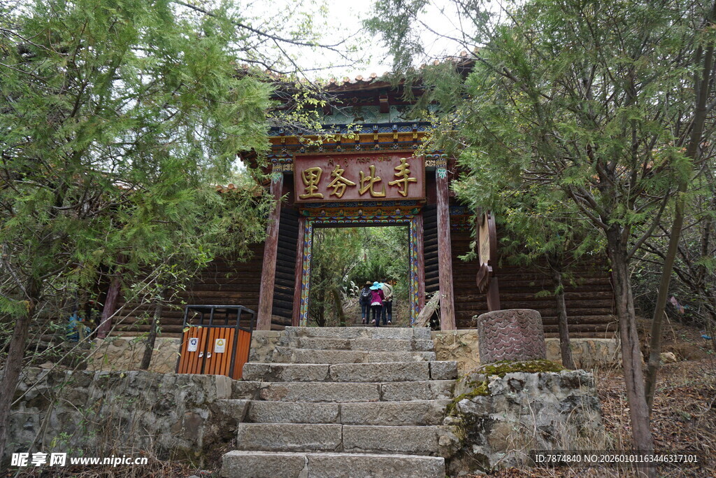 山林中的古朴中式牌坊