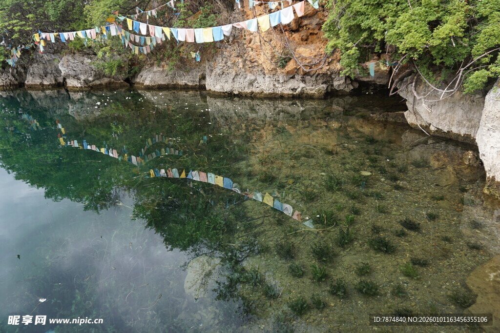 清澈湖水边的经幡悬挂景