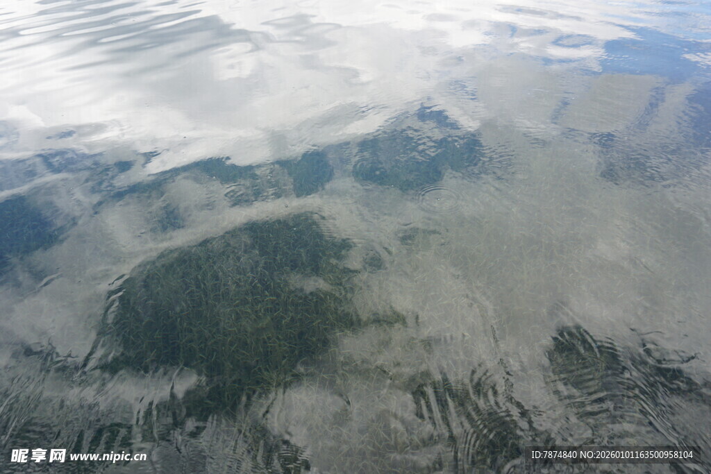 高空俯瞰云雾缭绕的山脉