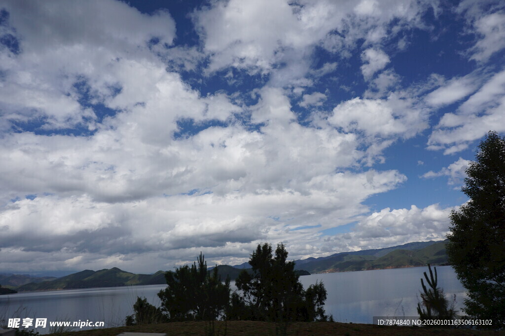 湖畔蓝天白云美景