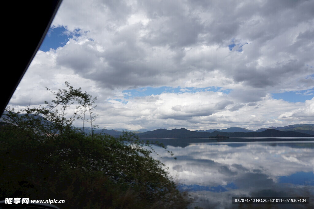 湖光山色间的壮美天空