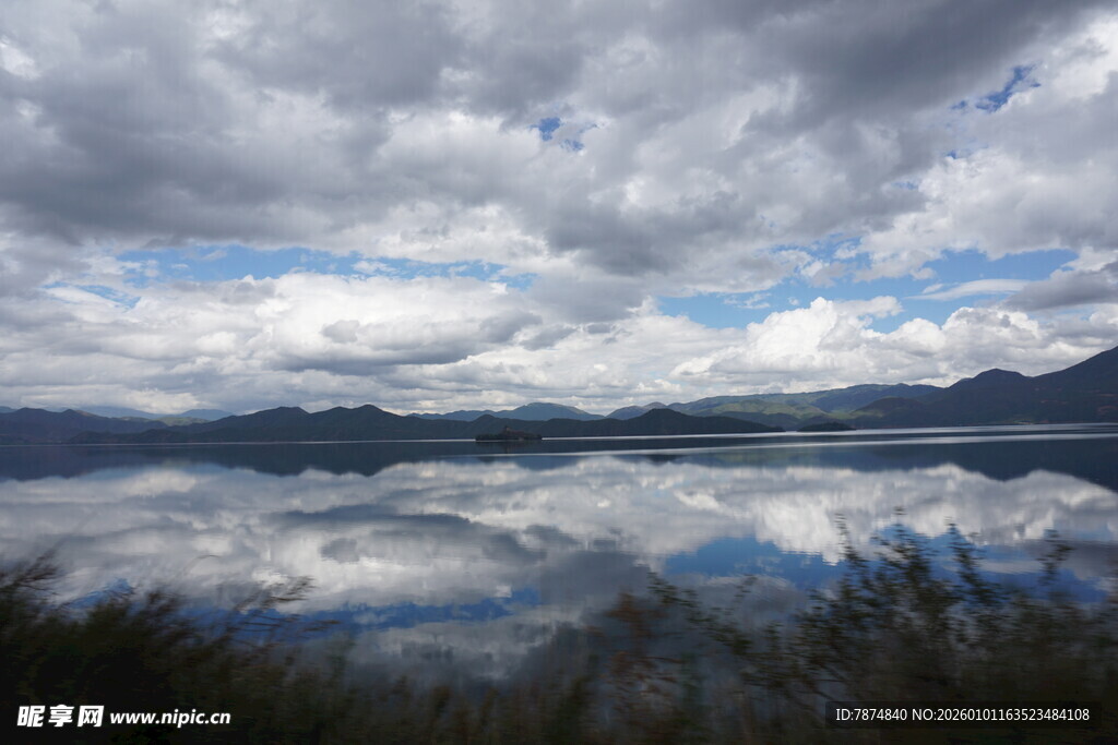 湖光山色白云映景