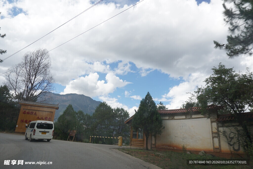 乡村公路旁风景