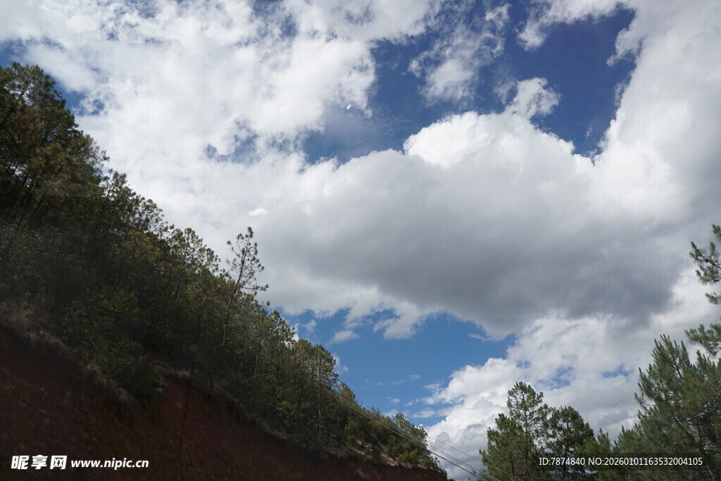 蓝天白云下的山林景致