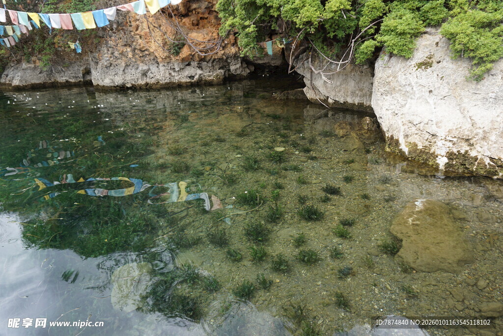 清澈溪水下的斑斓石块