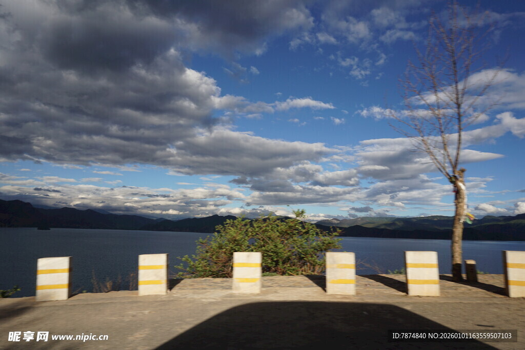 湖畔风景 蓝天白云与树木