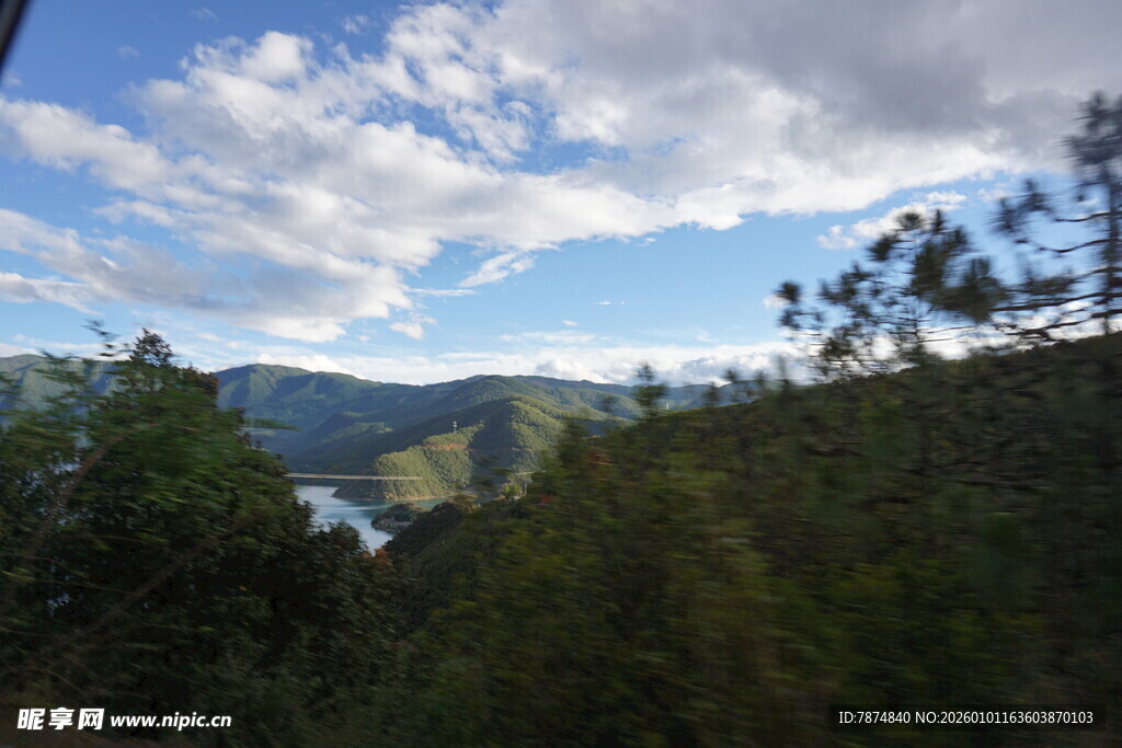 山间美景 蓝天白云绿树