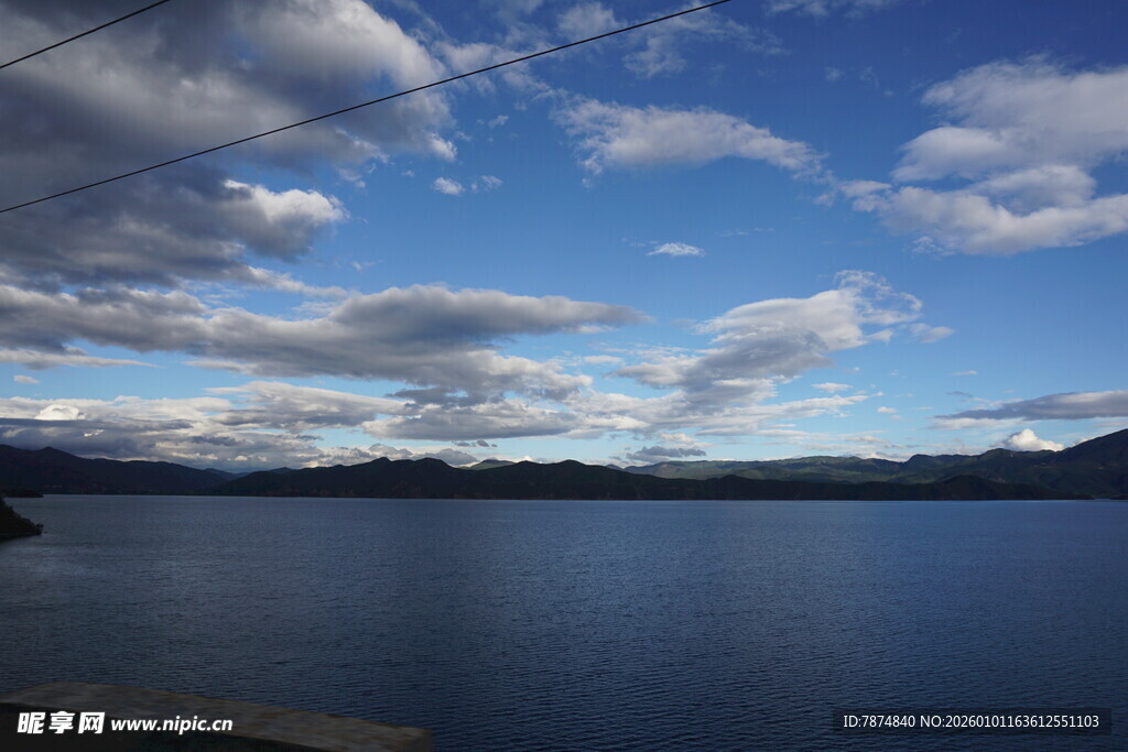 宁静湖畔的蓝天白云美景