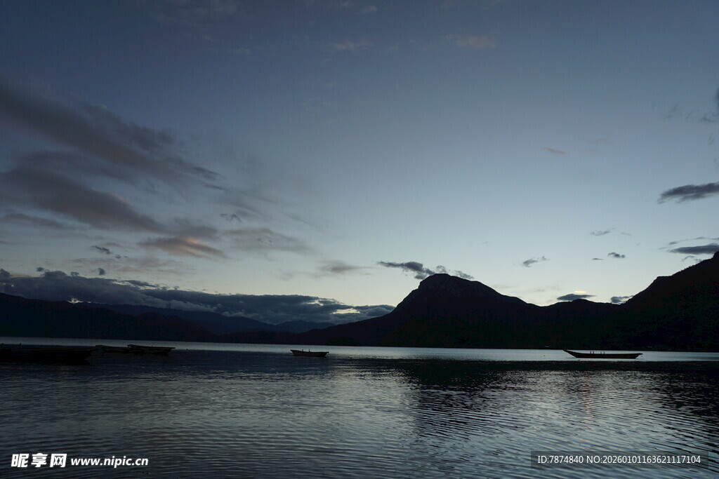 黄昏湖畔的山峦美景