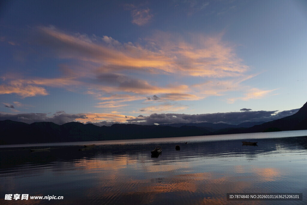 湖畔黄昏美景