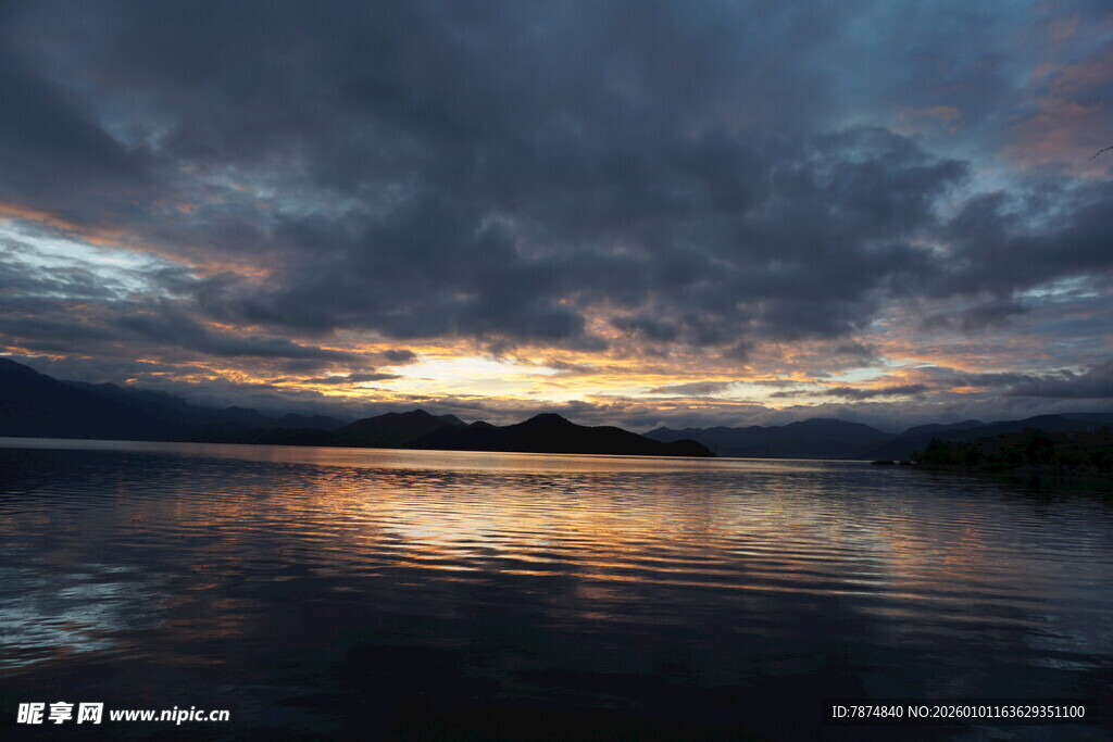 湖畔黄昏 云影倒映美景