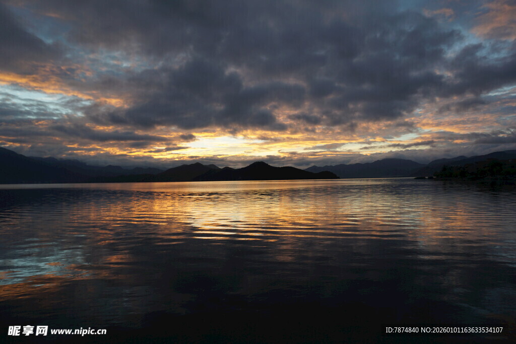 湖畔日落时分的壮美景色
