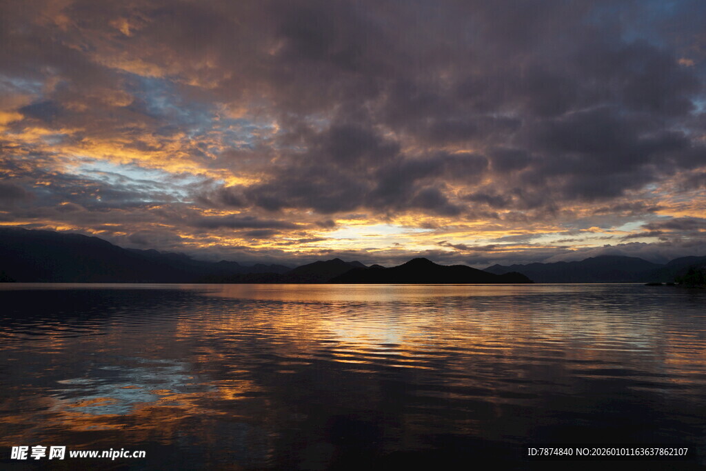 湖畔绚丽晚霞倒影美景