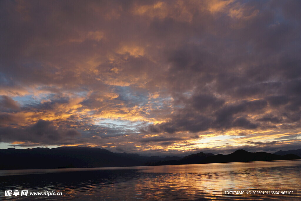 湖畔绚烂晚霞美景