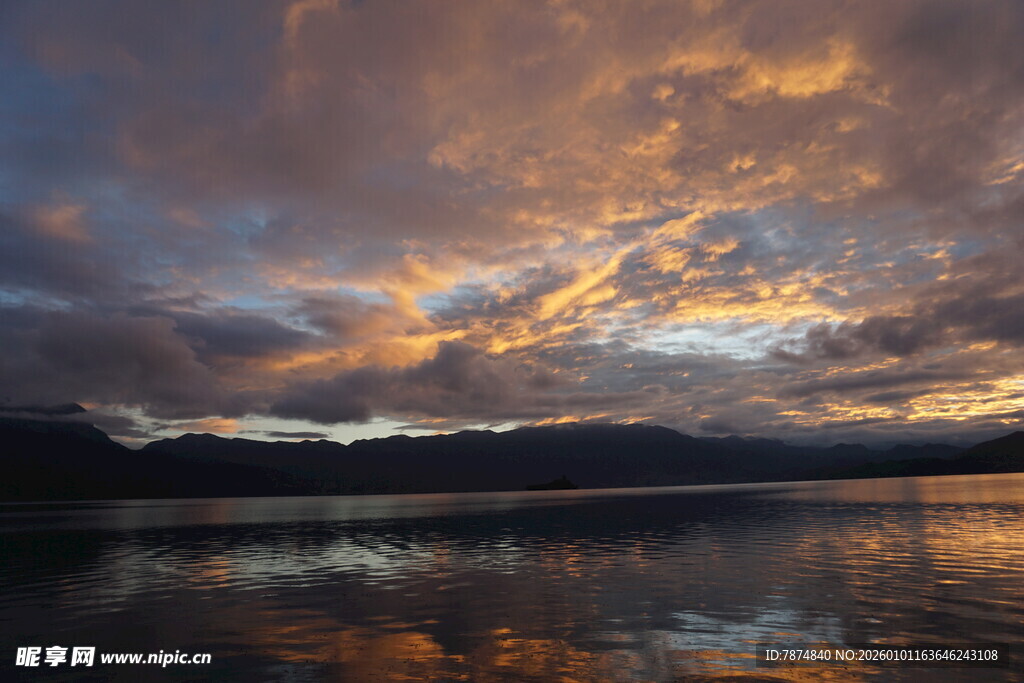 湖畔绚丽晚霞美景