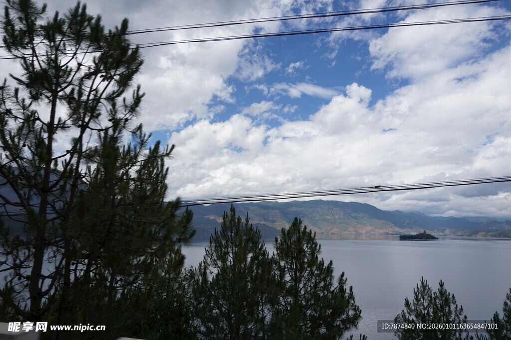 湖畔山林蓝天白云美景