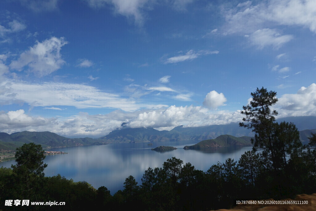美丽湖景与蓝天白云相映