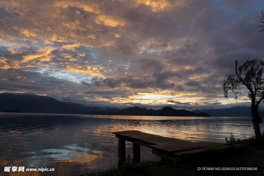 湖畔黄昏美景